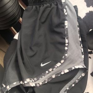 Woman’s Nike shorts size M